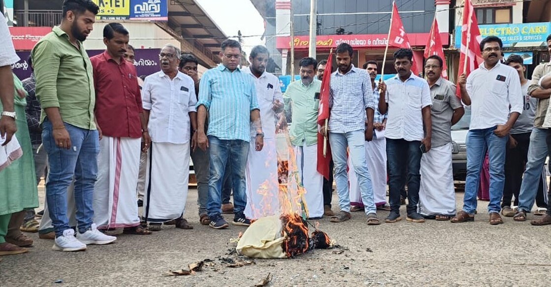 In Kozhikode, protesters burnt an effigy of the transport minister. As protests got intense, the MVD officials were communicated that all those who were given the slots may be allowed to take the tests. Photo: Special arrangement. 