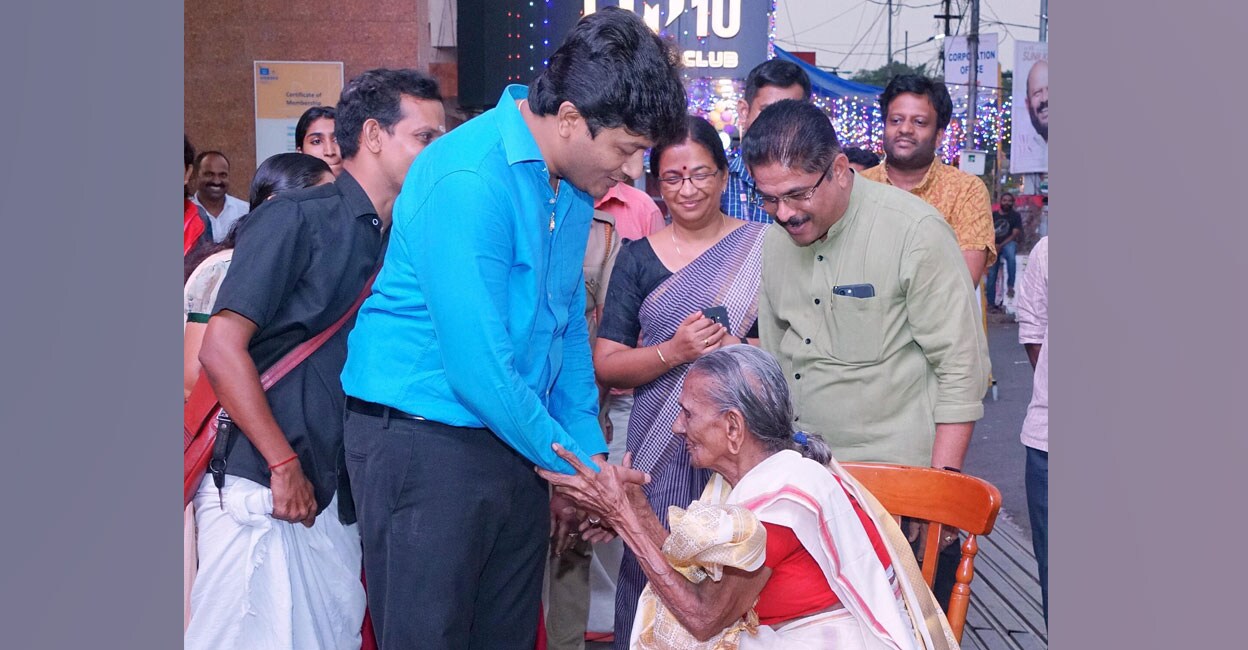 thrissur-collector-108-year-janaki Vattukulam Veettil Janaki, aged 109, with Thrissur Collector V R Krishna Teja during the video launch of VIP (Vote Is Power) campaign. Photo: Special arrangement