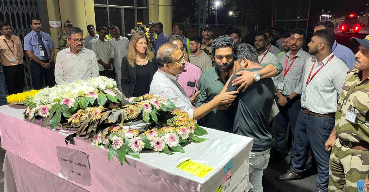 Union minister V Muraleedharan consoles family members of Nibin Maxwell. Photo: https://twitter.com/VMBJP