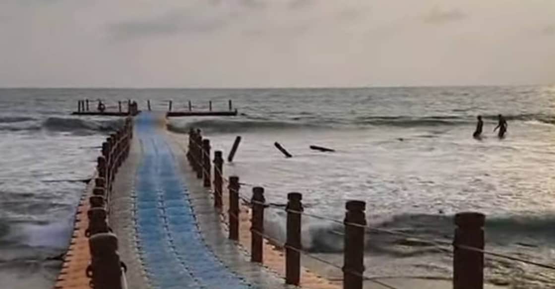 floating-bridge-accident Handrail of the bridge collapsed in high tide. Photo: Screengrab/ Manorama News