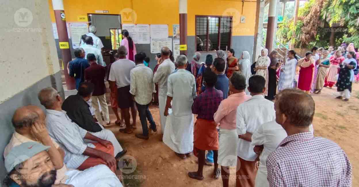 People queue up to vote in front of polling booth at Chelannur High School, Kozhikode. Photo: Manorama