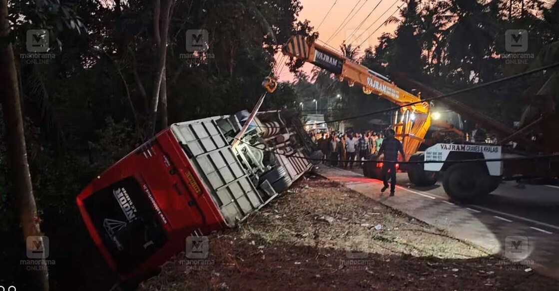 The bus, named Kohinoor, was en route to Udupi from Thiruvananthapuram. Photo: Manorama Online. 