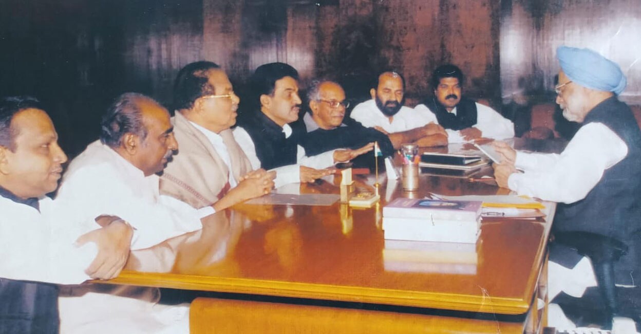 congress-kerala-manmohan-singh According to the Congress, a delegation led by K C Venugopal submitted a memorandum for Alappuzha bypass in 2004 during a meeting with then Prime Minister Manmohan Singh. Photo: Special arrangement
