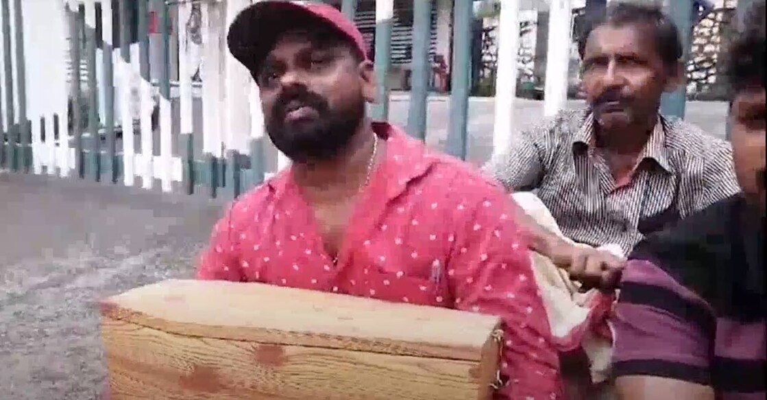 Meanwhile, relatives of Pavithra on Tuesday staged a protest in front of the MCH with a baby coffin after authorities refused to release the child's body. Photo: Screengrab/ Manorama News. 