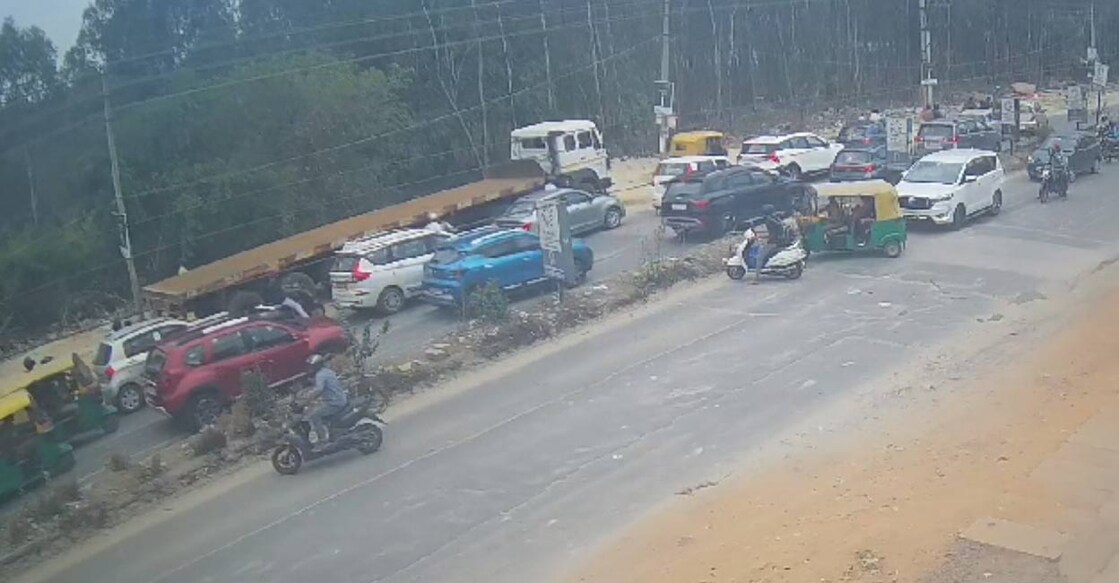 The traffic jam that occurred following the altercation. Photo: Screengrab from the CCTV footage/ Special arrangement. 