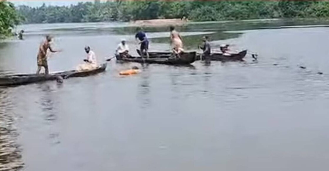 People search for the two in Chalakudy river. Photo: Screengrab/ Manorama News