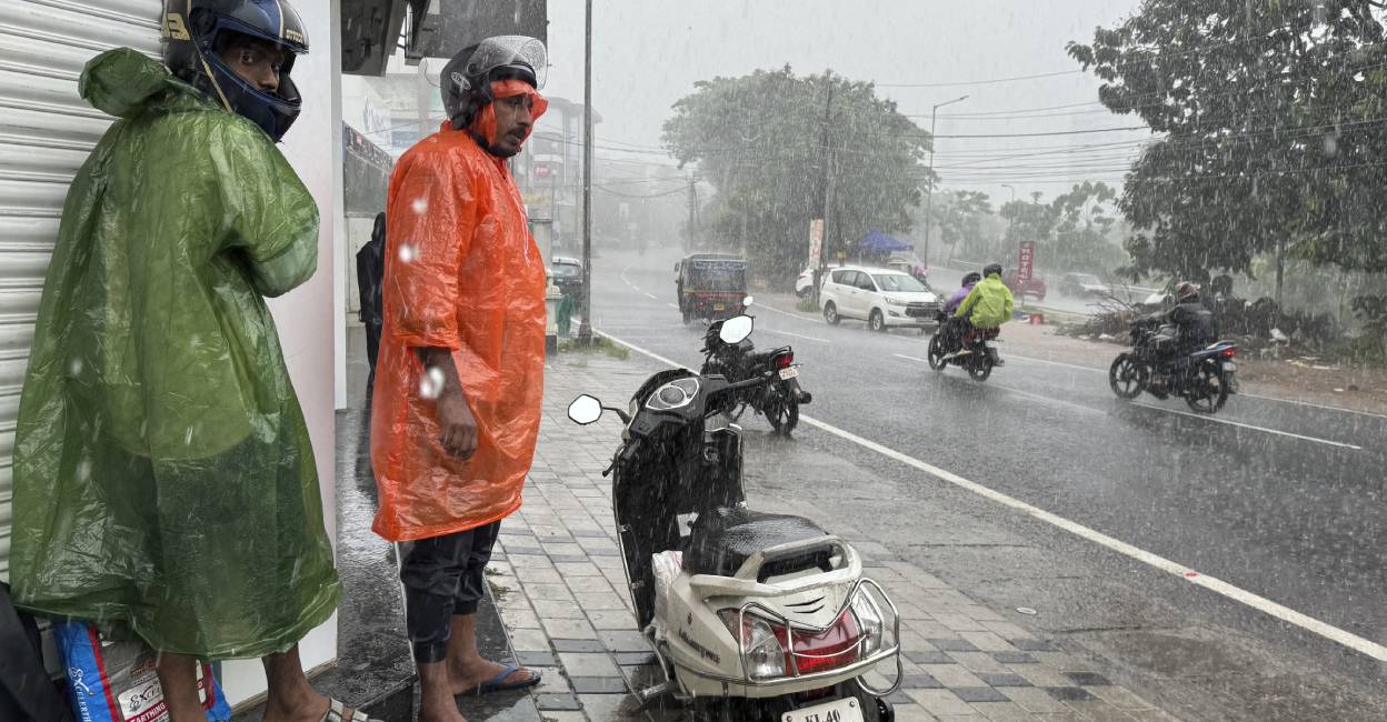 Heavy rain lashes Kerala; red alert in 3 districts today | Onmanorama