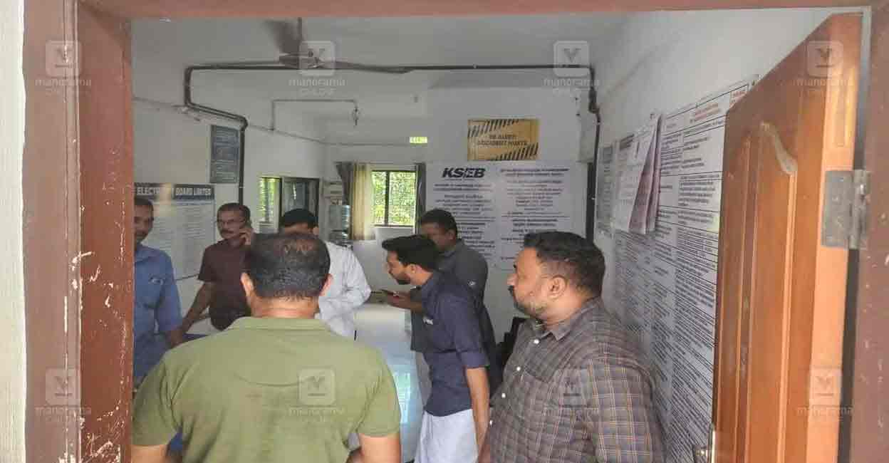 kseb-perumbavoor Local residents picket KSEB office in Perumbavoor. Photo: Manorama