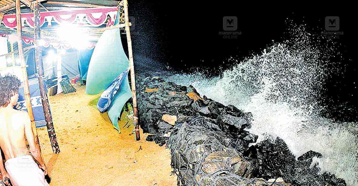 kallakadal-kozhikode-westhill Sea water enters homes in West Hill, Kozhikode as part of kallakadal phenomenon. Photo: Manorama