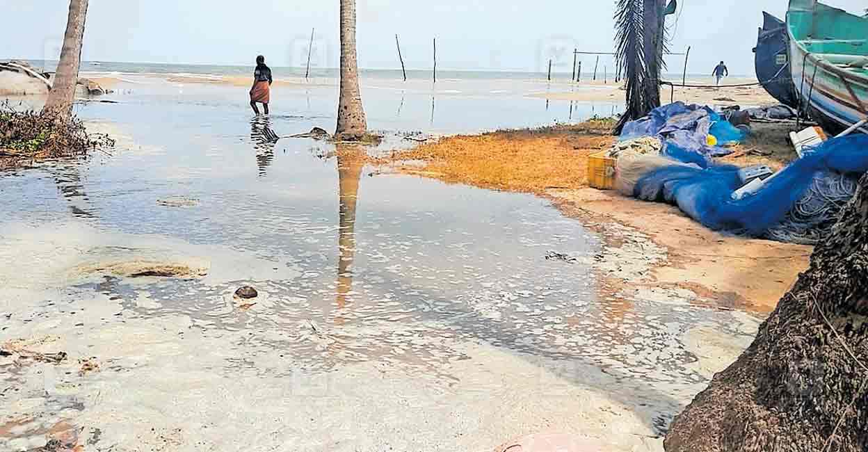 thrissur-beach Heavy waves crashed onto the shores of Perinjanam Samiti Beach as part of kallakadal phenomenon. Photo: Manorama