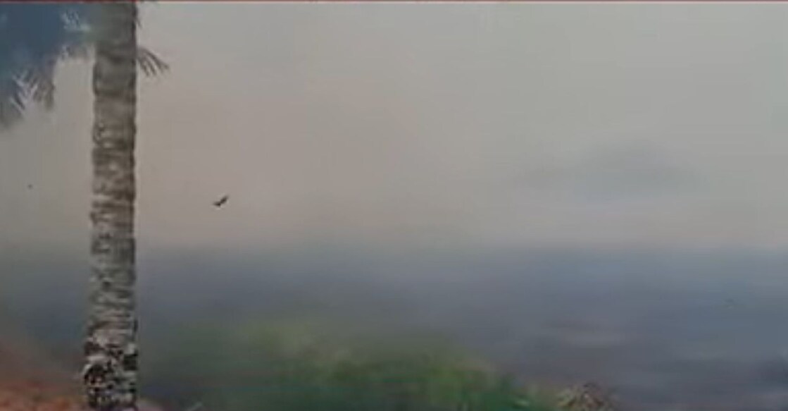 Smoke from the fire is affecting nearby houses. Photo: Screengrab/Manorama News.