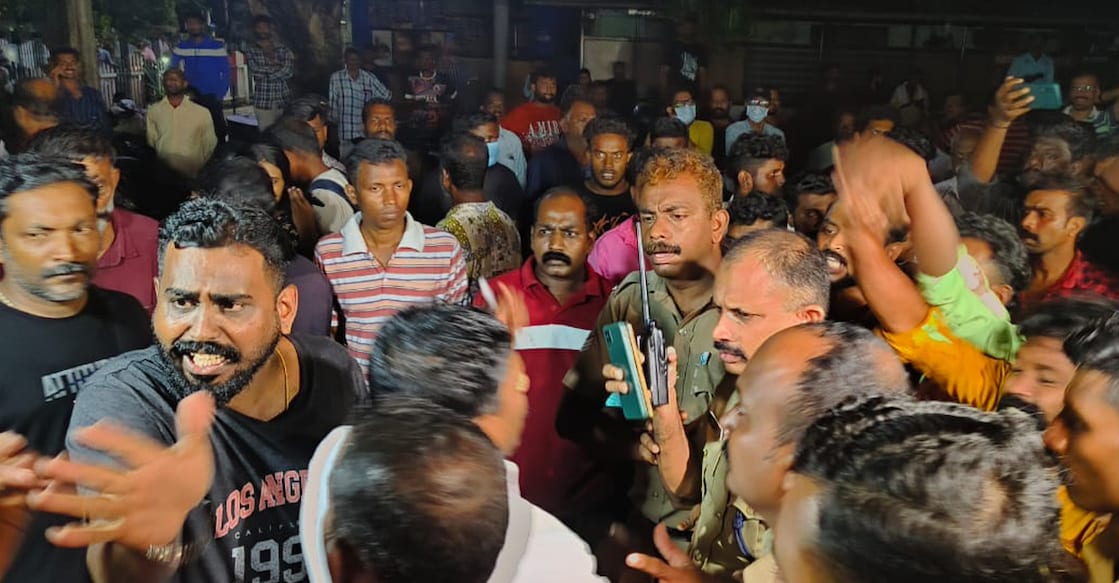 A protest erupts as power outage hits the SAT Hospital, Thiruvananthapuram. Photo: Rinku Raj Mattancherriyil/Manorama.