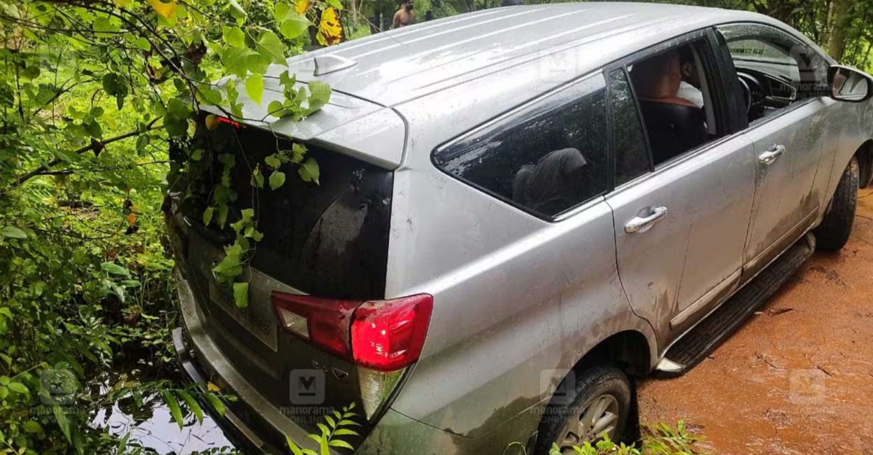 The car fell into a canal on Thanneermukkom Road in Cherthala. Photo: Manorama