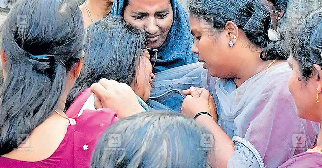 Arun Babu's family breaks down on hearing about his demise. Photo: Manorama