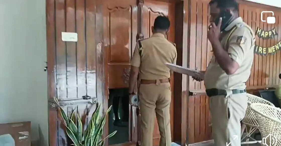 Police inspecting the house where the theft took place in Kottayam. Photo: Manorama Online.