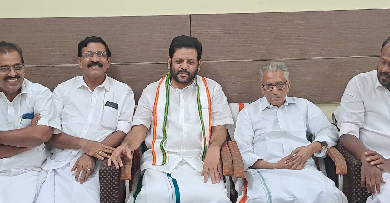 vk-sreekandan-thrissur V K Sreekandan with leaders in Thrissur DCC. Photo: Special Arrangement