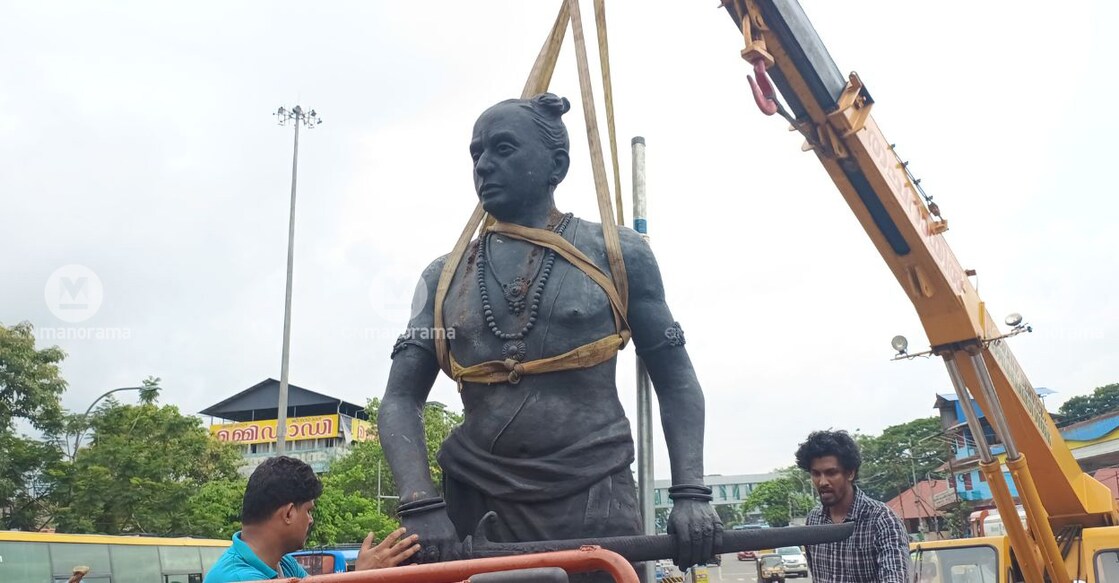The damaged statue of Sakthan Thampuran is loaded onto a truck using a crane in Thrissur on Tuesday. Photo: Special arrangement