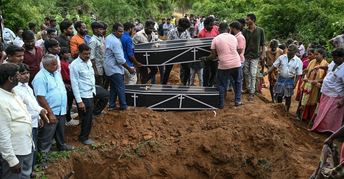 Family members perform the last rites of victims who died after consuming toxic alcohol in Kallakurichi district in Tamil Nadu. Photo: R.Satish BABU / AFP.