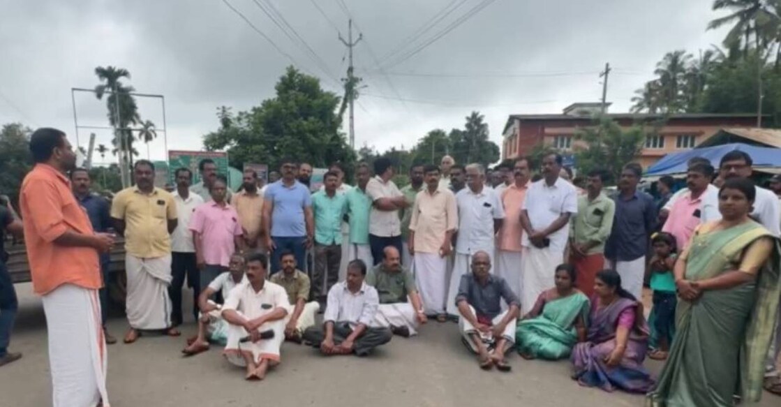 Farmers stage protest on Sulthan Bathery- Mananthavadi road. Photo: Special Arrangement