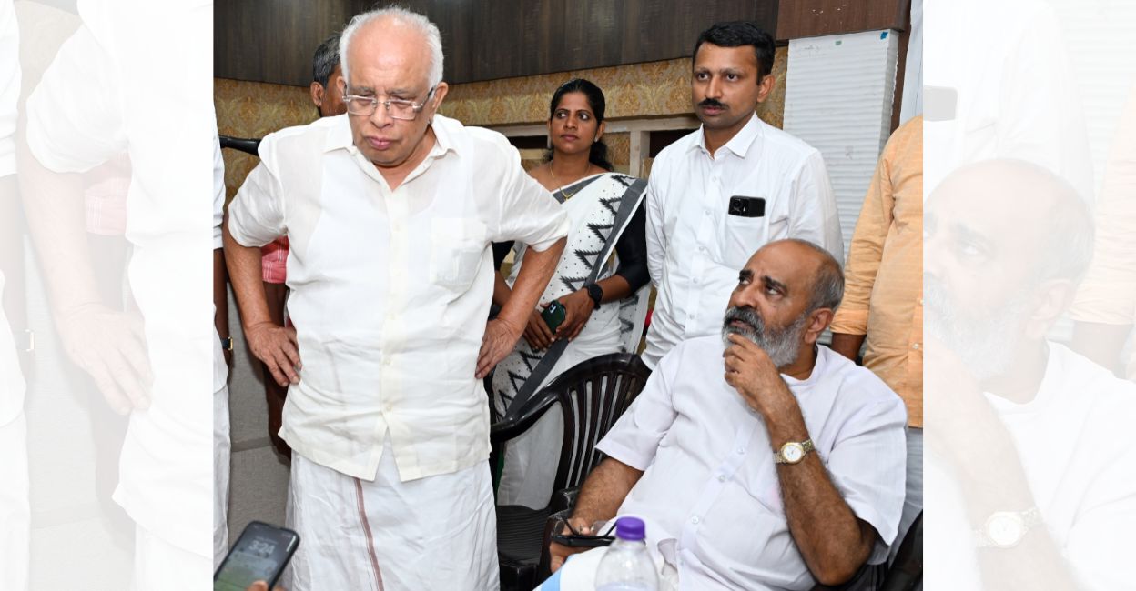 K Krishnankutty and Mathew T Thomas during a JD(S) meeting in Kottayam. File photo: Manorama