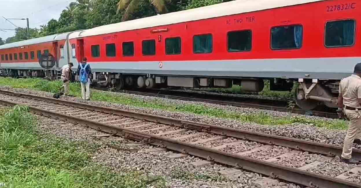 Bogie separates from engine in Ernakulam-Tatanagar Express train. Photo; Special arrangement
