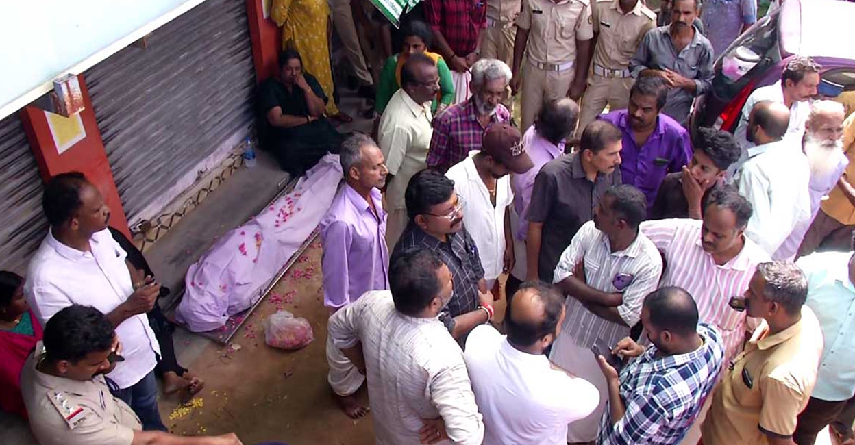 bank protest Relatives protesting with the body. Photo: Manorama News.