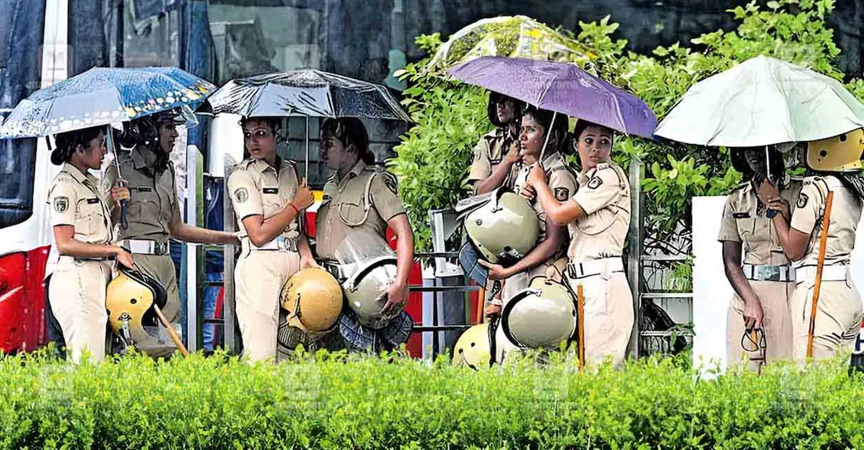 kerala-police-ls The atrocities suffered by policemen in Kerala was discussed in the Kerala Assembly recently when Congress MLA P C Vishnunath raised the issue as an adjournment motion. File Photo: Manorama.