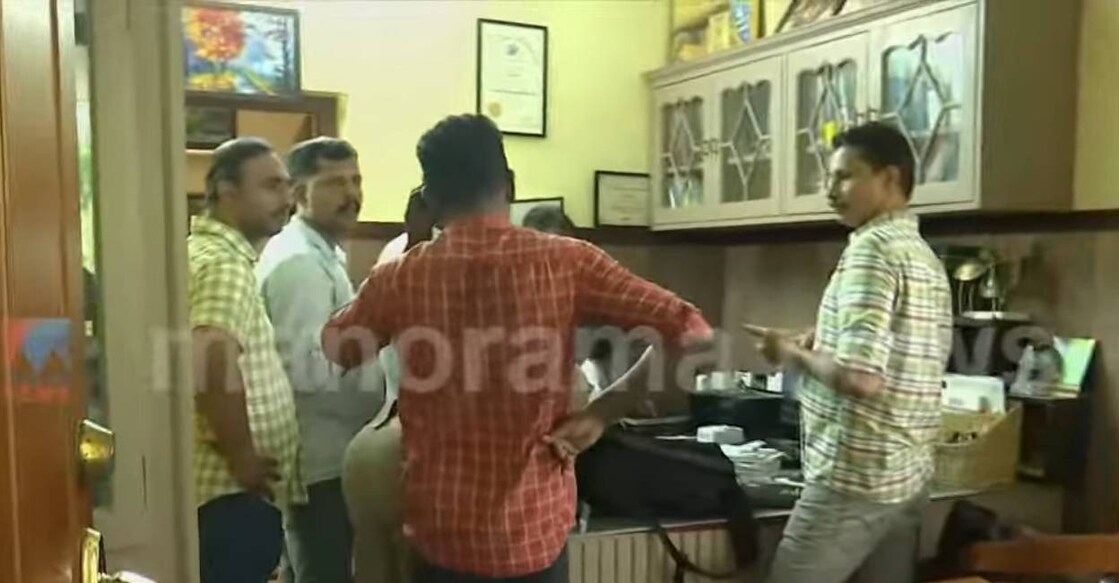thrissur-house-robbery Police and other officials try to retrieve visuals from hardware of CCTV. Photo: Screengrab/ Manorama News