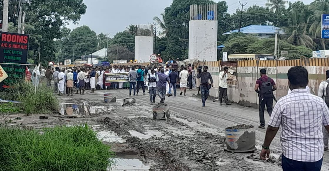 kuthiathode-high-way-protest People protest on the national highway at Kuthiathode near Cherthala on Wednesday. Photo: Special arrangement