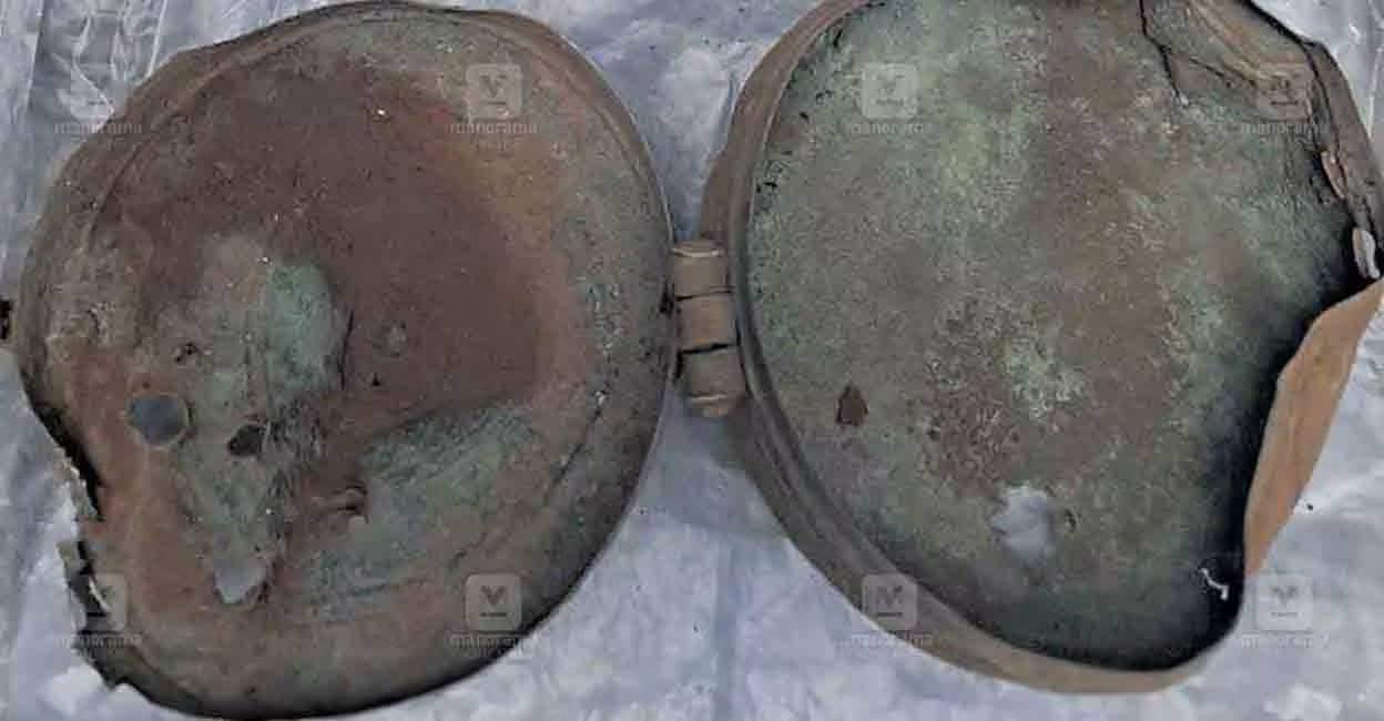 treasure-kannur-ls2 The 'discoverers' immediately informed panchayat officials of their strike and handed over the round container and the treasure to the police. Photo: Manorama Online.