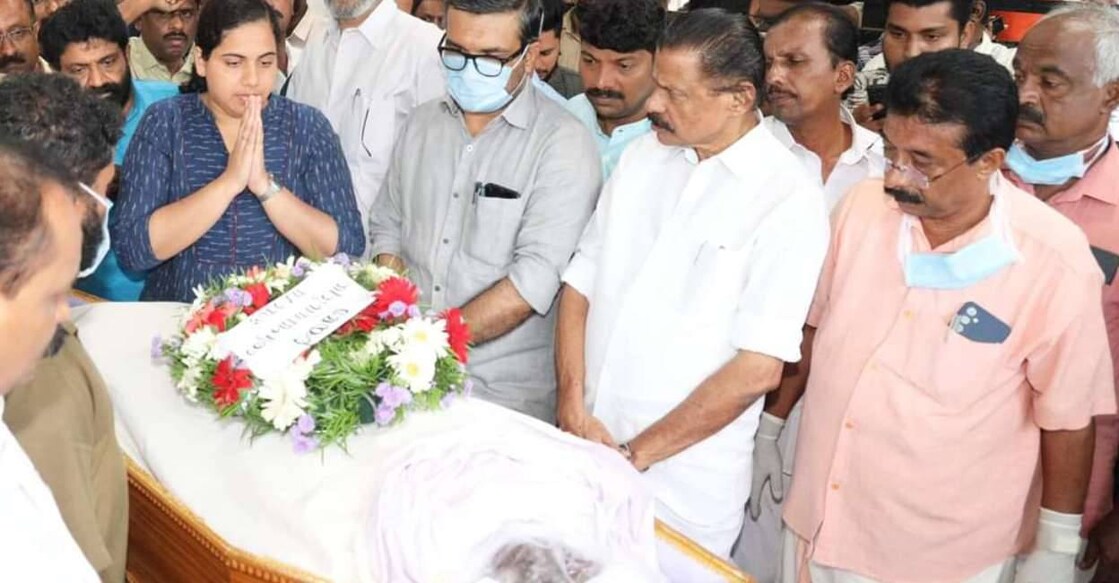 mayor-arya-pay-homage-to-joy