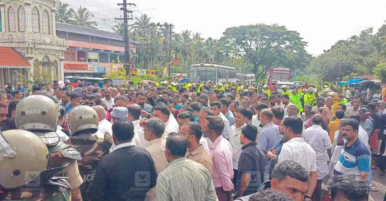 kelu-wayanad-protest Hundreds of villagers from Marod tribal settlement blocked the Kozhikode-Bengaluru National highway at Kalloor. Photo: Manorama