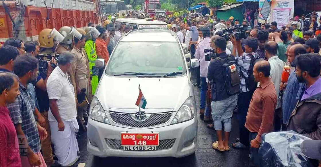 Protesters block motorcade of  Minister O R Kelu. Photo: Manorama