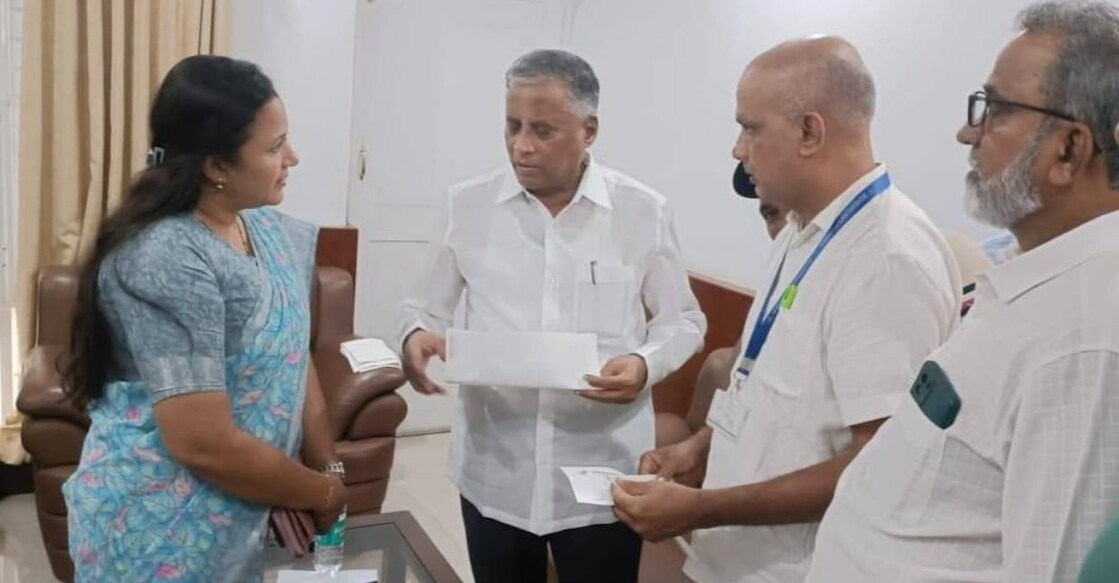 BJP's Kasaragod Lok Sabha candidate Ashwini ML, Union Minister of State for Railways V Somanna, and SDPI leader N Abdul Hameed, an elected representative, and SDPI's trade union district secretary Khader Hosangadi. Photo: Facebook/Ashwini ML