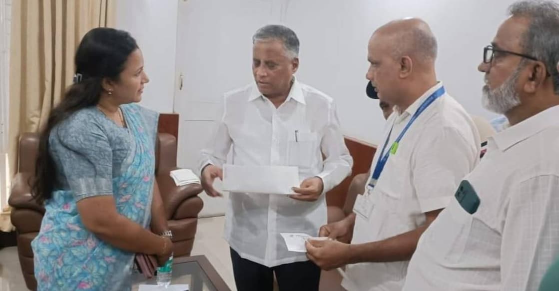 ashwini-sdpi-leaders BJP's Kasaragod Lok Sabha candidate Ashwini ML, Union Minister of State for Railways V Somanna, and SDPI leader N Abdul Hameed, an elected representative, and SDPI's trade union district secretary Khader Hosangadi. Photo: Facebook/Ashwini ML