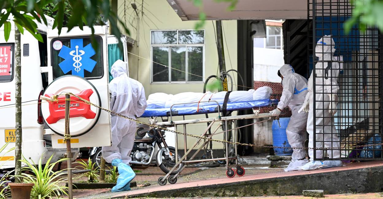 Health officials shift Nipah victim's body. Photo: Manorama 