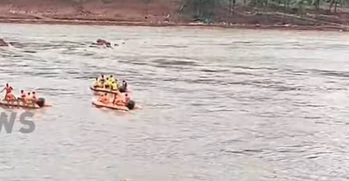 ankola-landslide-search Rescue team search in Gangavalli river. Photo: Screengrab/ Manorama News