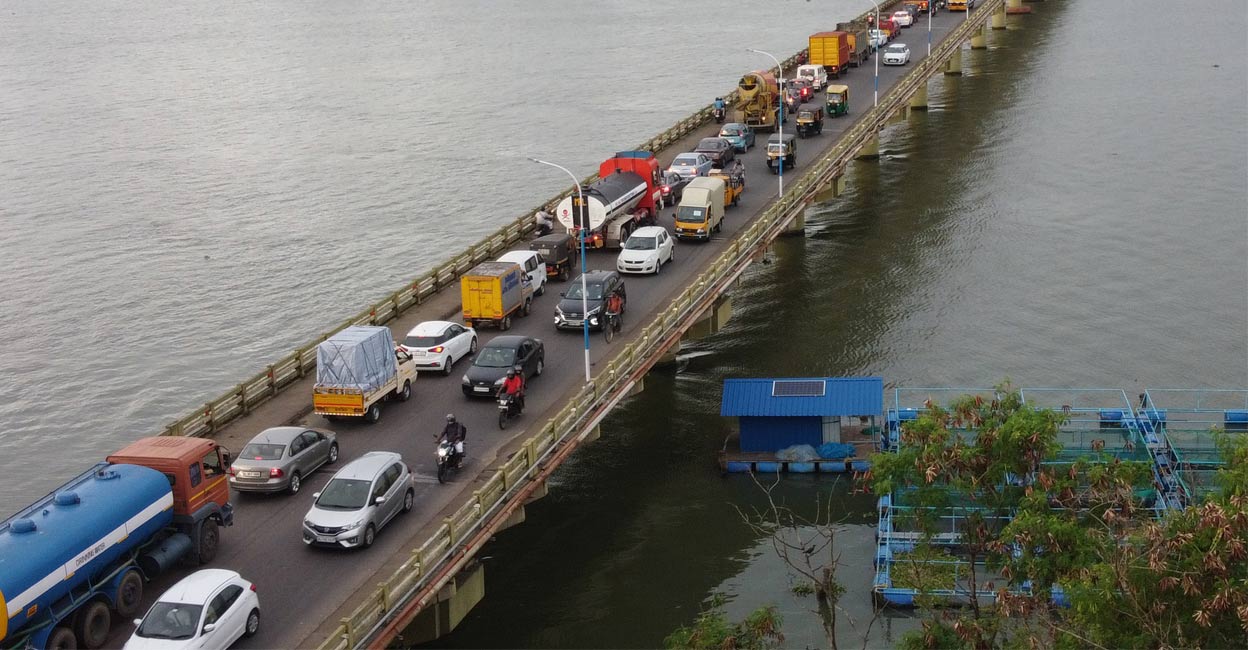 kochi-traffic-ls A total of 42 major corridors were chosen for the study of peak hour and off-peak hour traffic and speed. File Photo: Manorama.