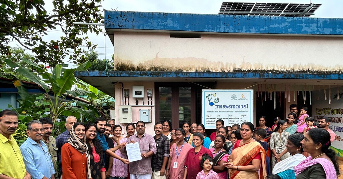 Climate leaders trained by the Thiruvananthapuram-based Sustera Foundation, alongside members of the Kinanur-Karinthalam grama panchayat and children at the Chayoth anganwadi. Photo: Special Arrangement