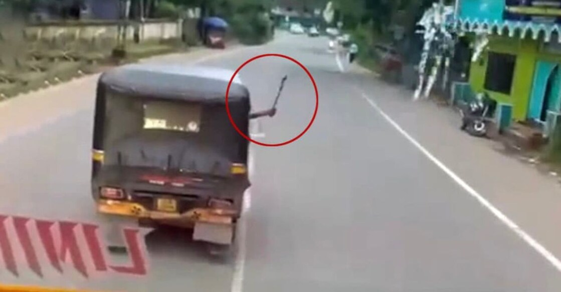 auto-machete-malappuram.jpg A screengrab of the auto driver threatening the bus driver with a machete. Photo: Special Arrangement
