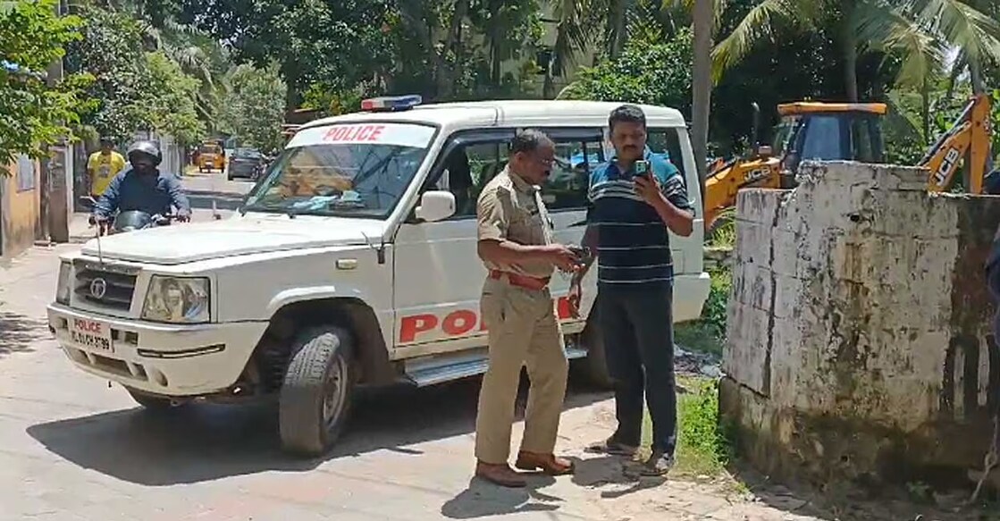 Bomb attack Police at the scene. Photo: Manorama