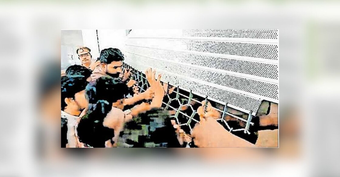 Vishnupriya Article Image - 4 SFI damaging the shutter of the Administrative Block of the MG University. Photo: Malayala Manorama.