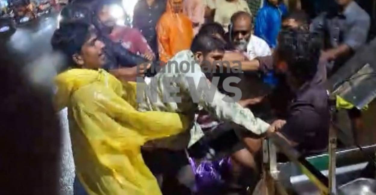 Fish vendors attack Suhail. Photo: Manorama News
