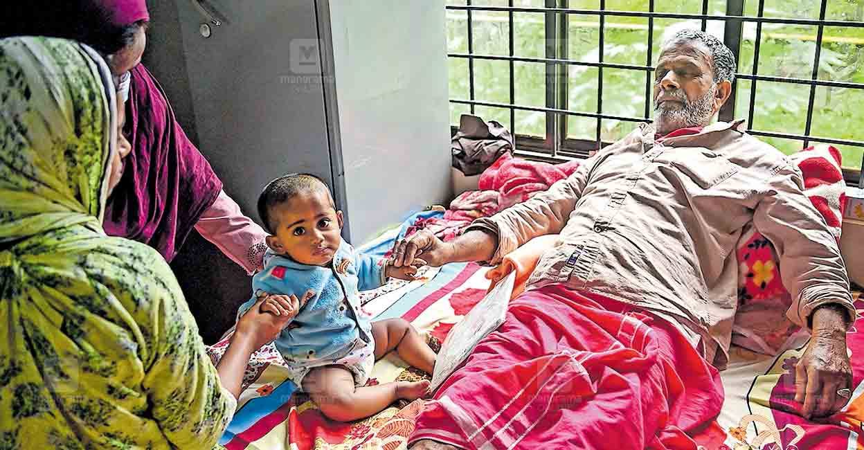 moidu7-ls Moidu with his daughter and grandson at a relief camp. Photo: Manorama.
