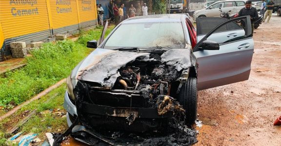 Moving car catches fire in Kozhikode, no casuality