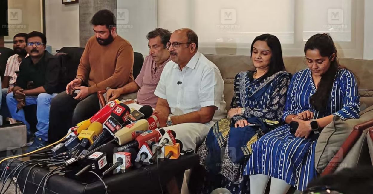AMMA general secretary Siddique addresses the media. Executive members of the association -- Vinu Mohan, Jayan Cherthala, Jomol and Ananya -- can also be seen. Photo: Manorama