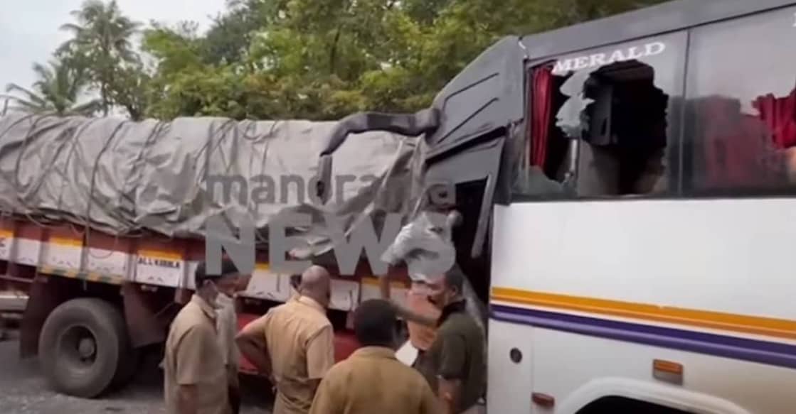 The speeding bus collided head-on with the truck. Phoro: Screengrab/ Manorama News