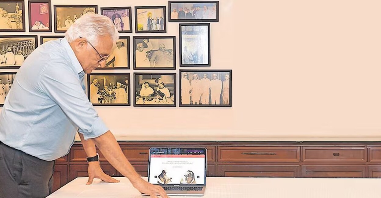 Malayala Manorama Managing Editor Jacob Mathew launching the official website of Manorama Hortus International Literary and Cultural Festival. Photo: Manorama