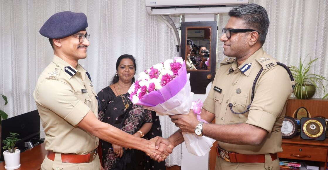 Putta Vimaladitya, IPS, (left) takes charge as the new commissioner of Kochi City from his predecessor, S Syamsundar, IPS. Photo: Special Arrangement