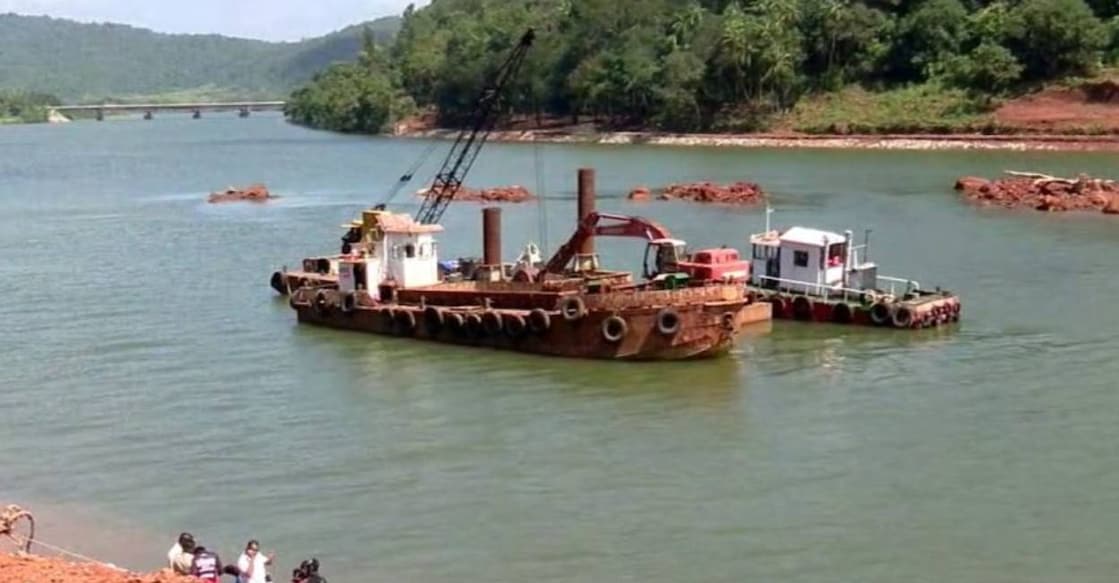 shirur-landslide-search-for-arjun-c Search using dredger in Gangavali river. Photo: Manorama News